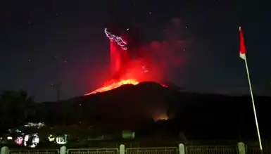 Flores Adası'ndaki Yanardağ Patladı! 10 km Kül Sütunu