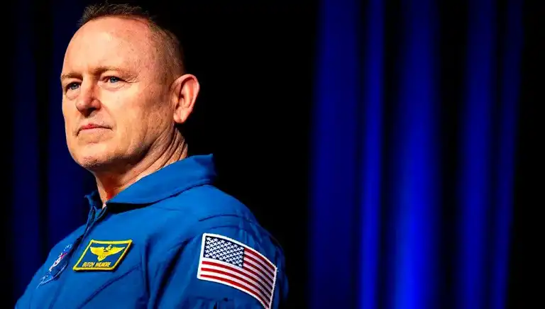 9 Ay Uzayda Mahsur Kalan Astronot Emekli Oldu