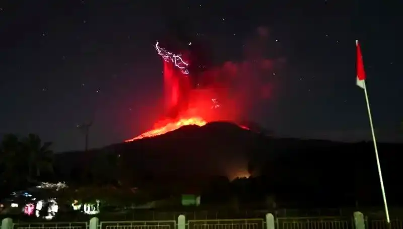 Flores Adası'ndaki Yanardağ Patladı! 10 km Kül Sütunu